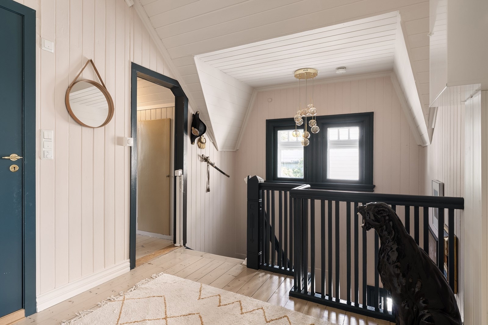 Trappegangen i andre etasje med originalt tregulv og malt trepanel. Galleribilde
