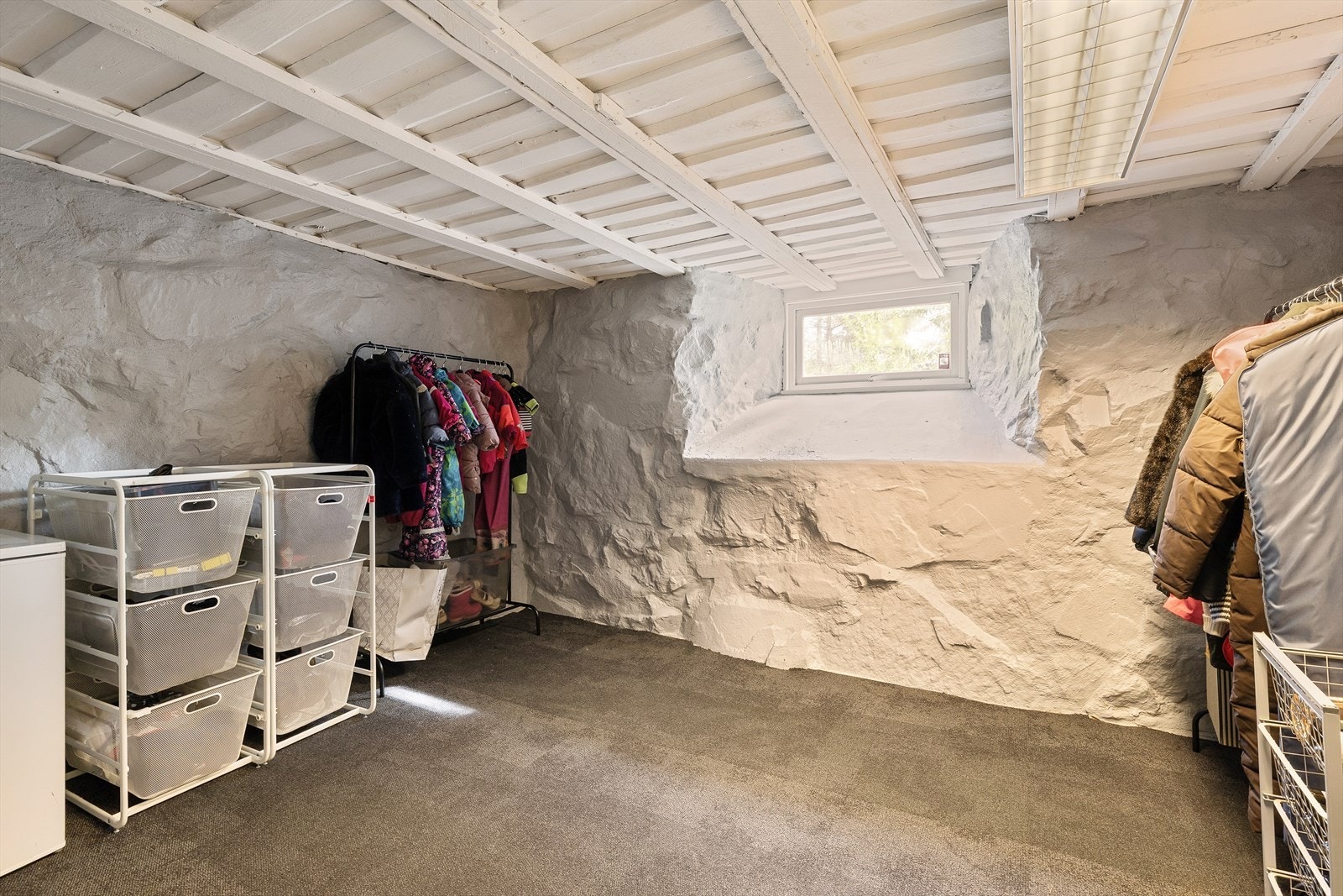 Boligen har to boder i kjelleren for ekstra lagringsplass. Galleribilde