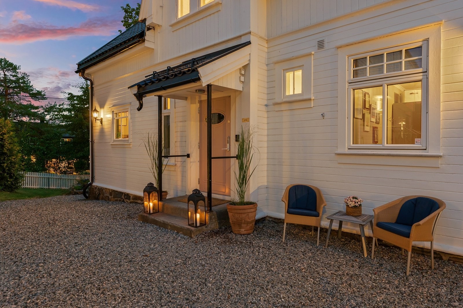 Inngangspartiet om kvelden. Galleribilde