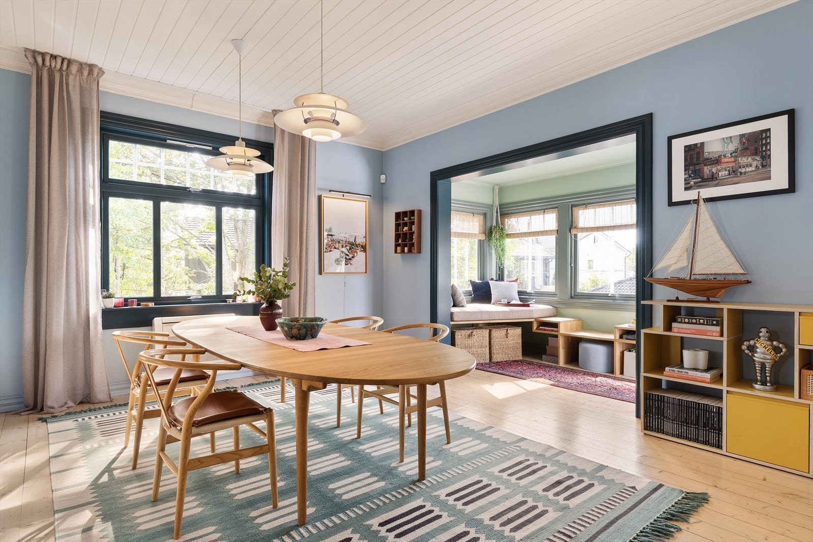 Spisestuen ligger i åpen forbindelse med både stue, kjøkken og vinterhage. Galleribilde