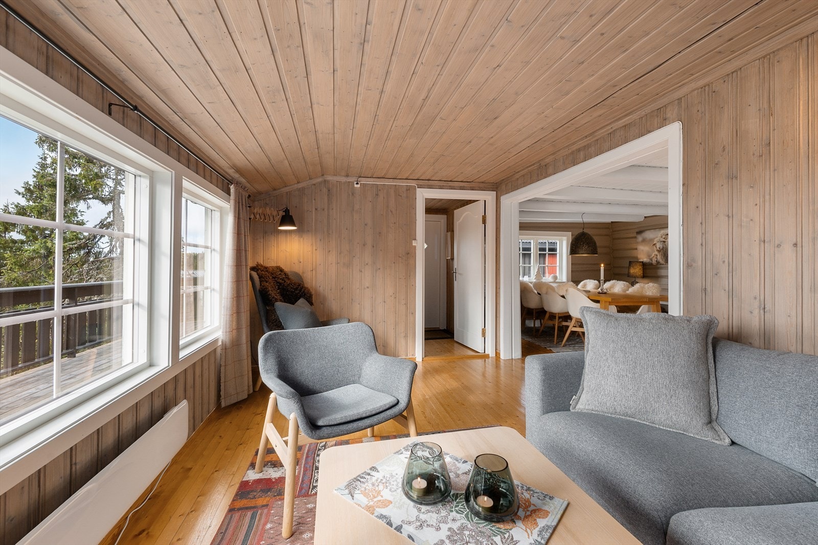 Det er en åpen løsning fra sofaen og inn til spisestua. Dette gjør oppholdsrommet sosialt og hyggelig. Galleribilde