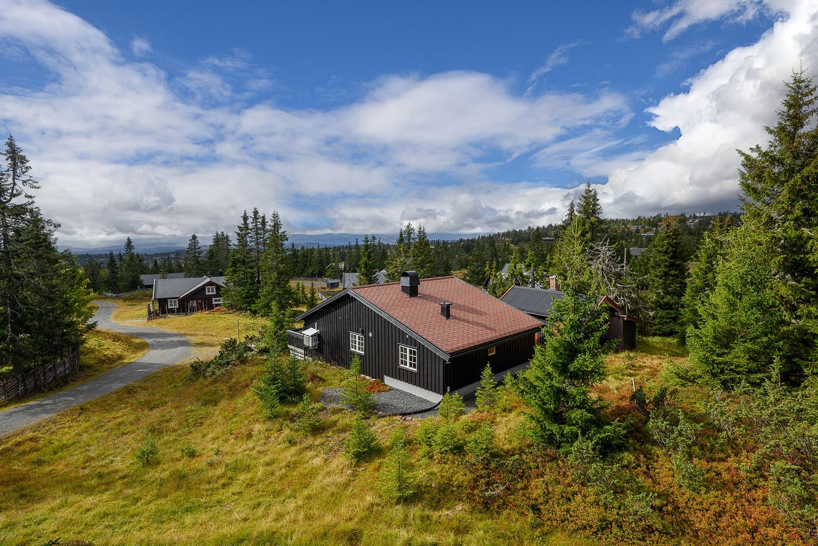 Tradisjonell hytte med forholdsvis skjermet beliggenhet i sentralt og attraktivt område på Sjusjøen. Tett på skiløyper og turstier. Galleribilde