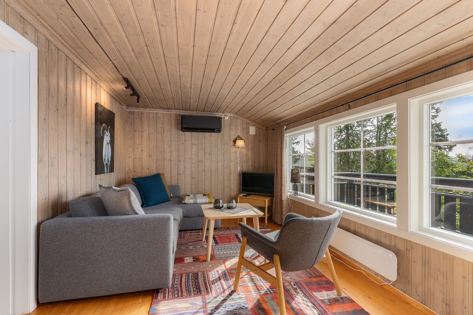 En lys og hyggelig del av stua med plass til sofaen. Fint å lande her etter en dag på tur. Galleribilde