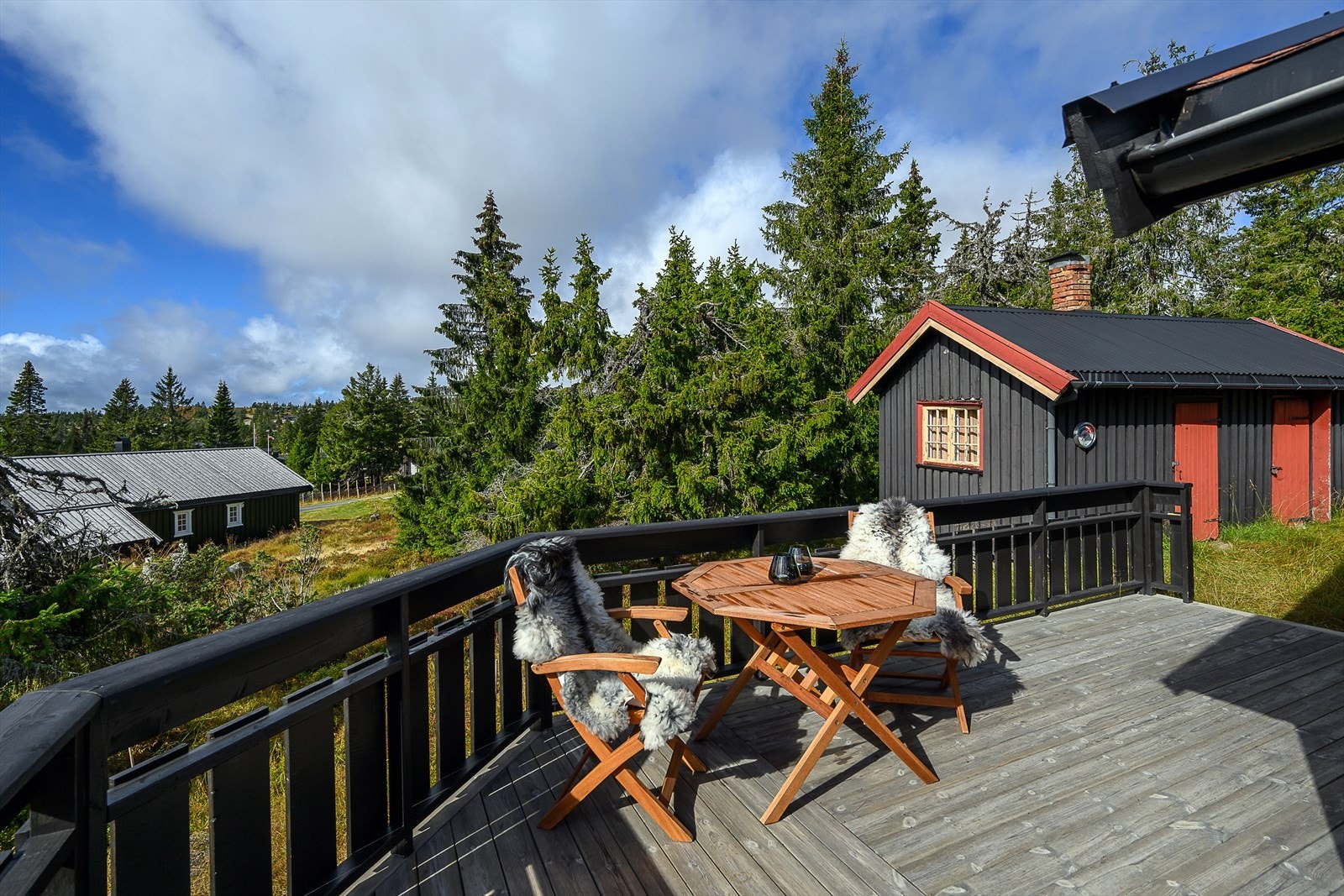 Adkomsten til hytta er i forbindelse med verandaen. Hytta ligger i et veletablert område på Sjusjøen. Galleribilde