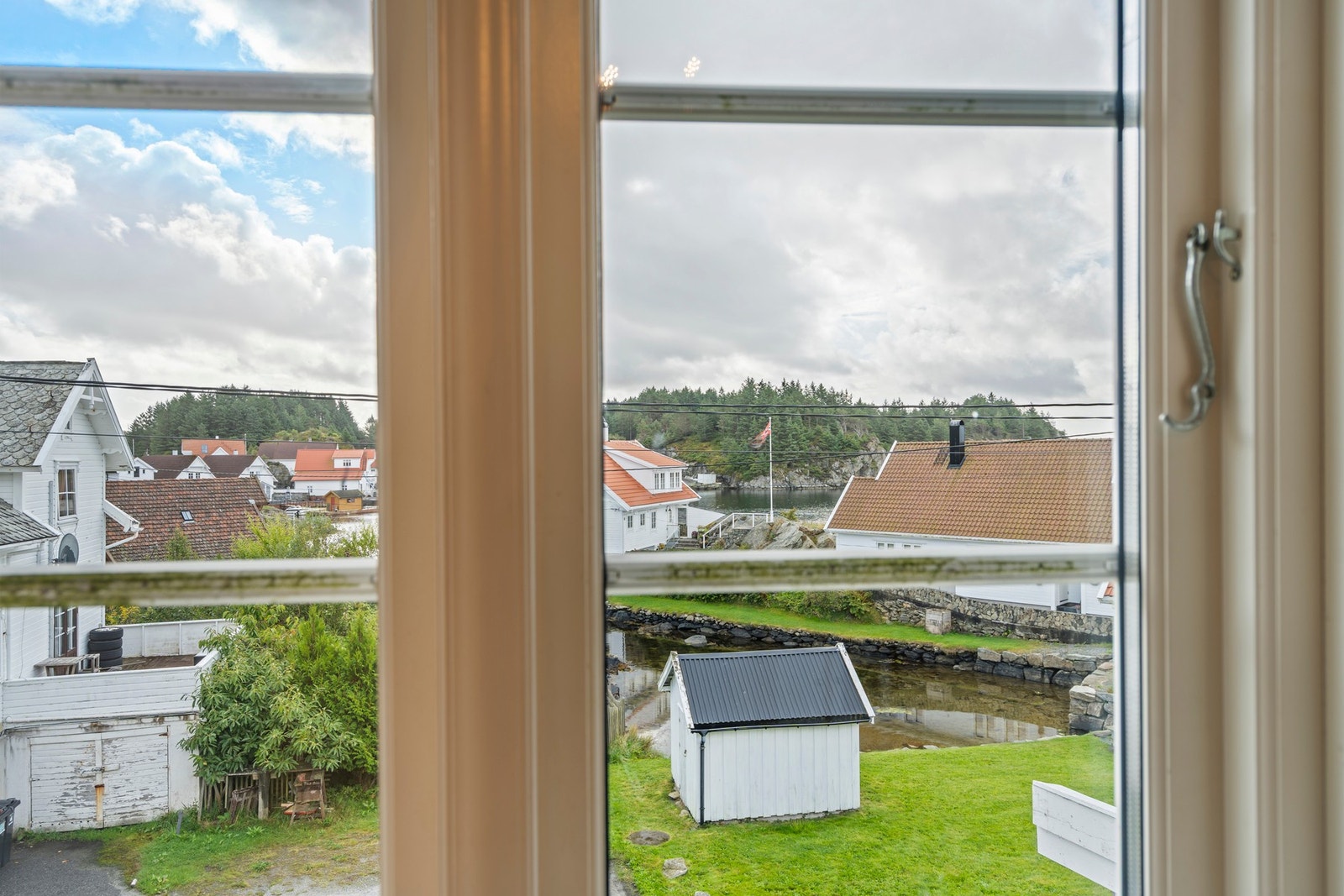 Flott utsikt til badeplass fra soverom 2 og 3 Galleribilde