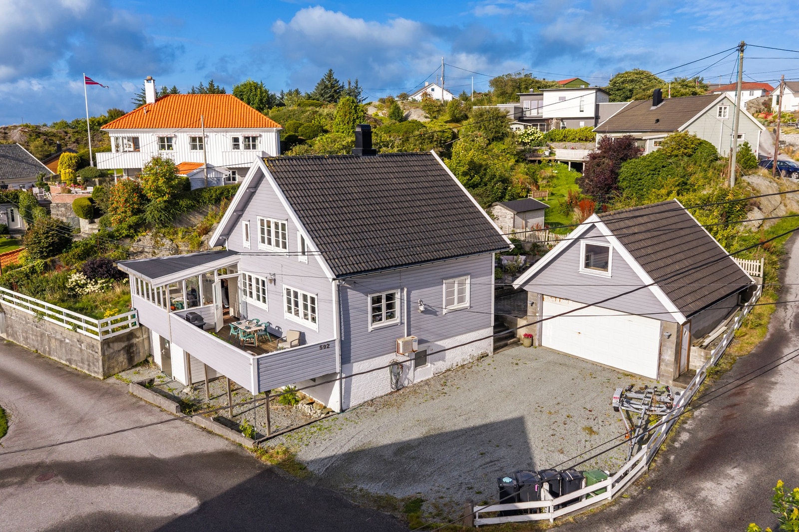 Romslig enebolig på tre plan med dobbel garasje og loft Galleribilde