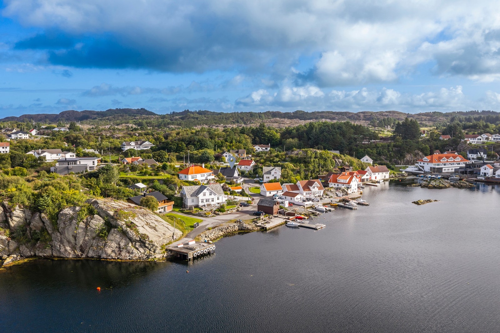 Her bor du tett på sjøen, med fine rekreasjonsmuligheter rett utenfor døren. Galleribilde