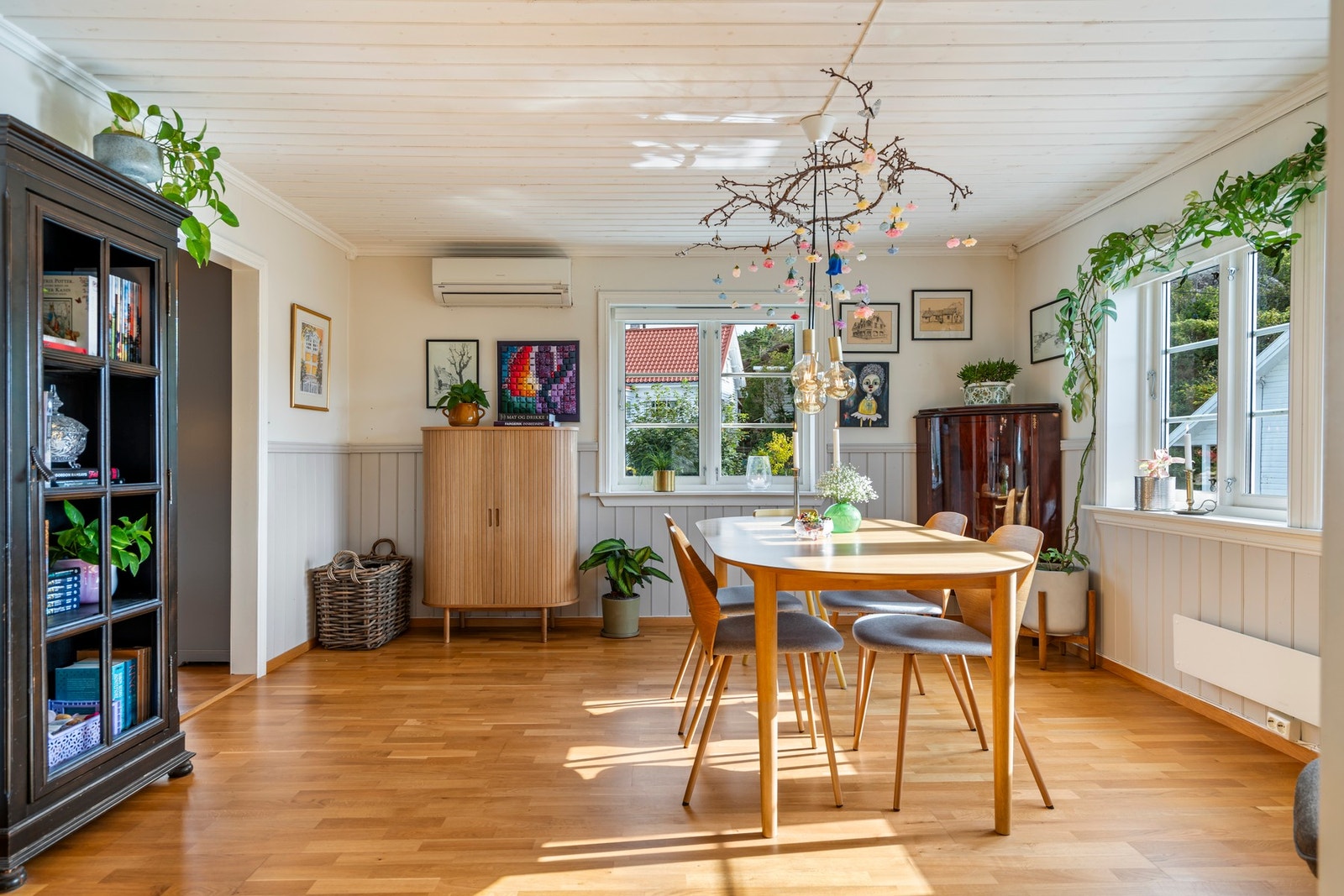 Lyst og trivelig spisestue med gode vindusflater Galleribilde