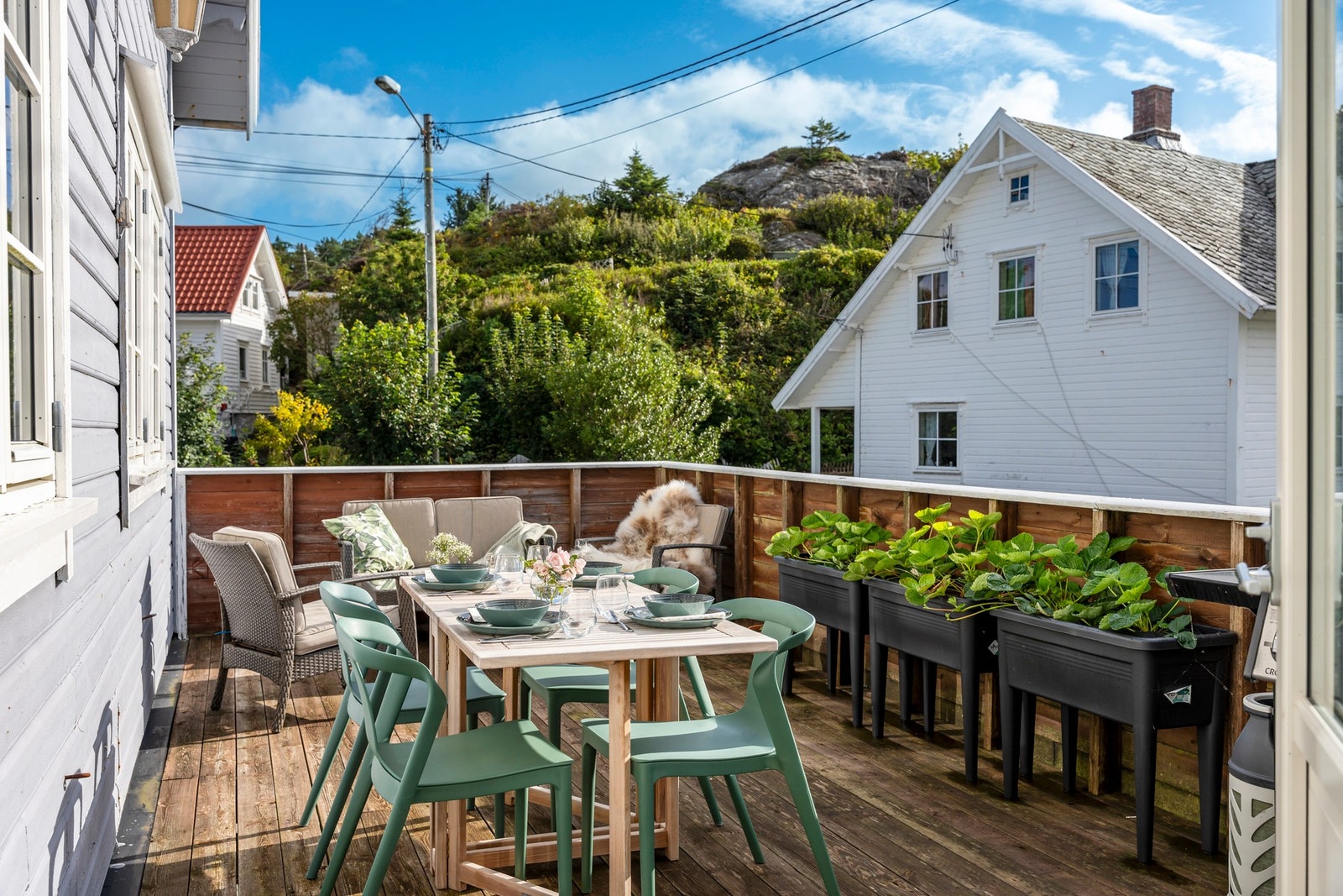 Romslig terrasse med gode solfohold. Her er det plass til flere sittegrupper Galleribilde