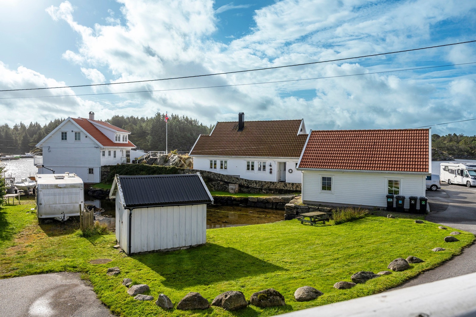 Utsikt til badeplass fra terrassen Galleribilde
