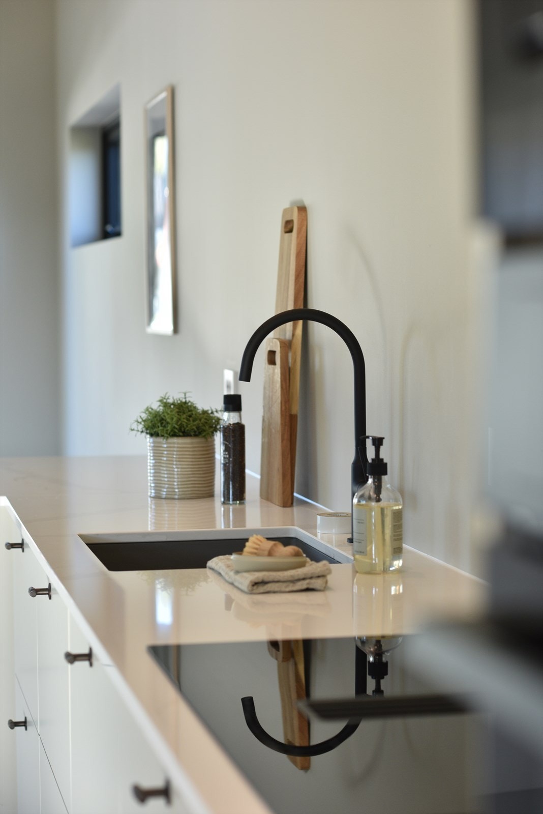 Innredningen fra Sigdal i modell Vidde er svært holdbar, med benkeplate i stein for et eksklusivt preg i samspill med detaljer i sort. Galleribilde