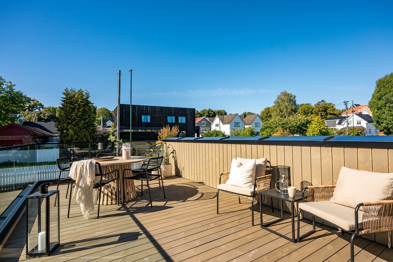 Her er det plass til utemøbler og beplantning, stolpefritt glassrekkverk og royalimpregnert terrassegulv. Galleribilde