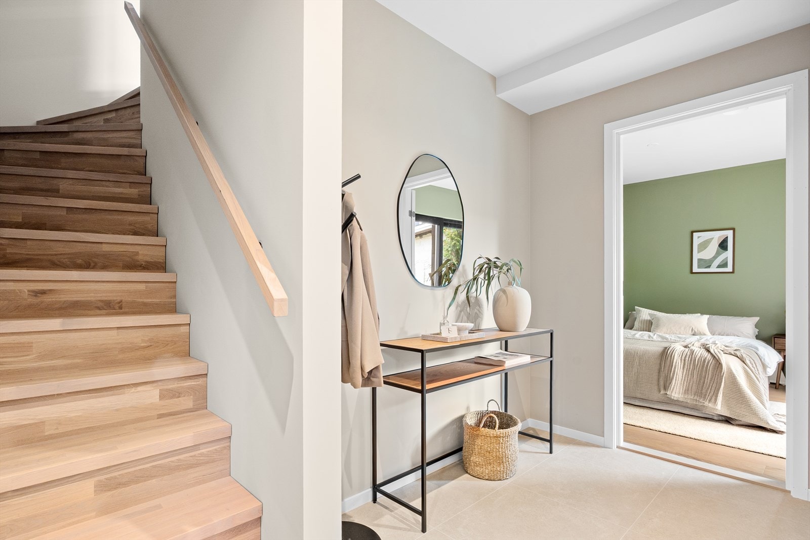 De to etasjene bindes sammen av en elegant eiketrapp. Galleribilde