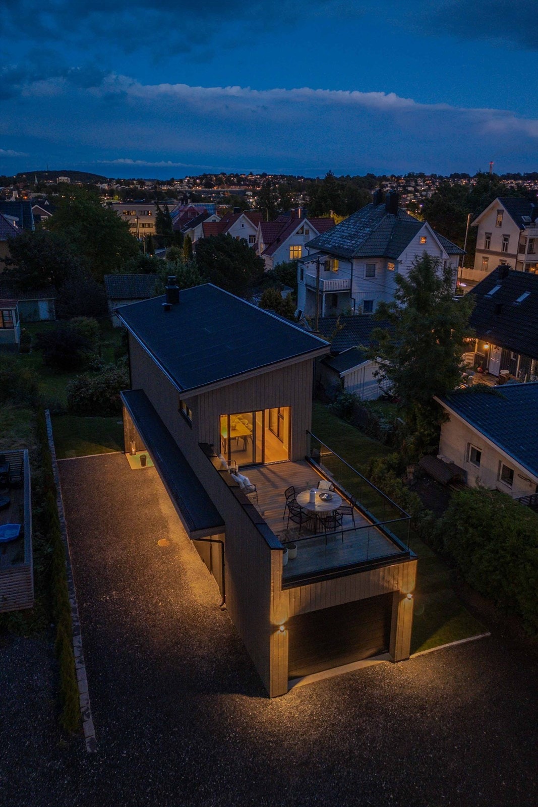Boligen har et moderne uttrykk, samtidig som det harmonerer godt med naturomgivelser på Jeløya. Galleribilde