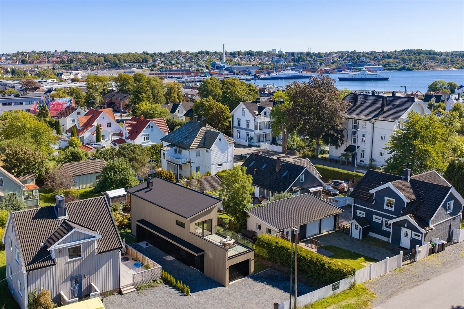 Torderødgata ligger i et tilbaketrukket og veletablert boligområde på Hoppern/Torderød på Jeløya, like ved sjøen og med kort avstand til det meste. Galleribilde