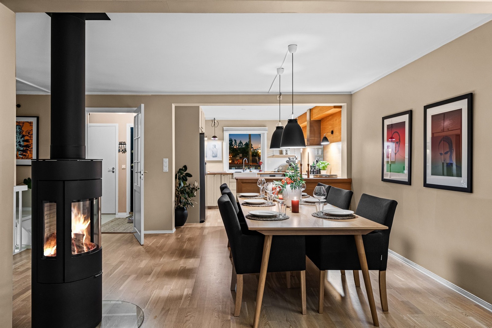 Boligen har en en normalt god standard og fremstår som velholdt. Romløsningen er innholdsrik med kjøkken og stor stue med peisovn i 1. etasje, tre soverom og bad i 2. etasje, samt utbygget kjeller. Galleribilde