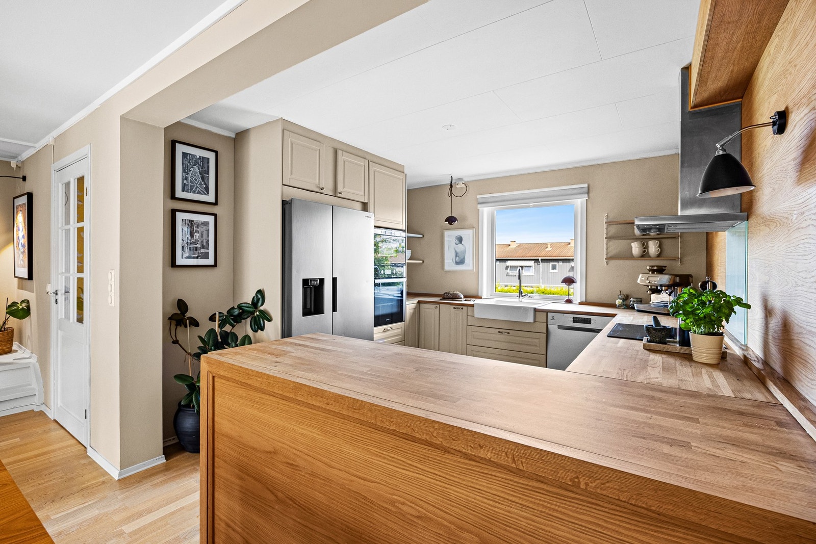 Kjøkkenet har en praktisk åpen layout som legger til rette for effektiv bruk av plassen. Galleribilde