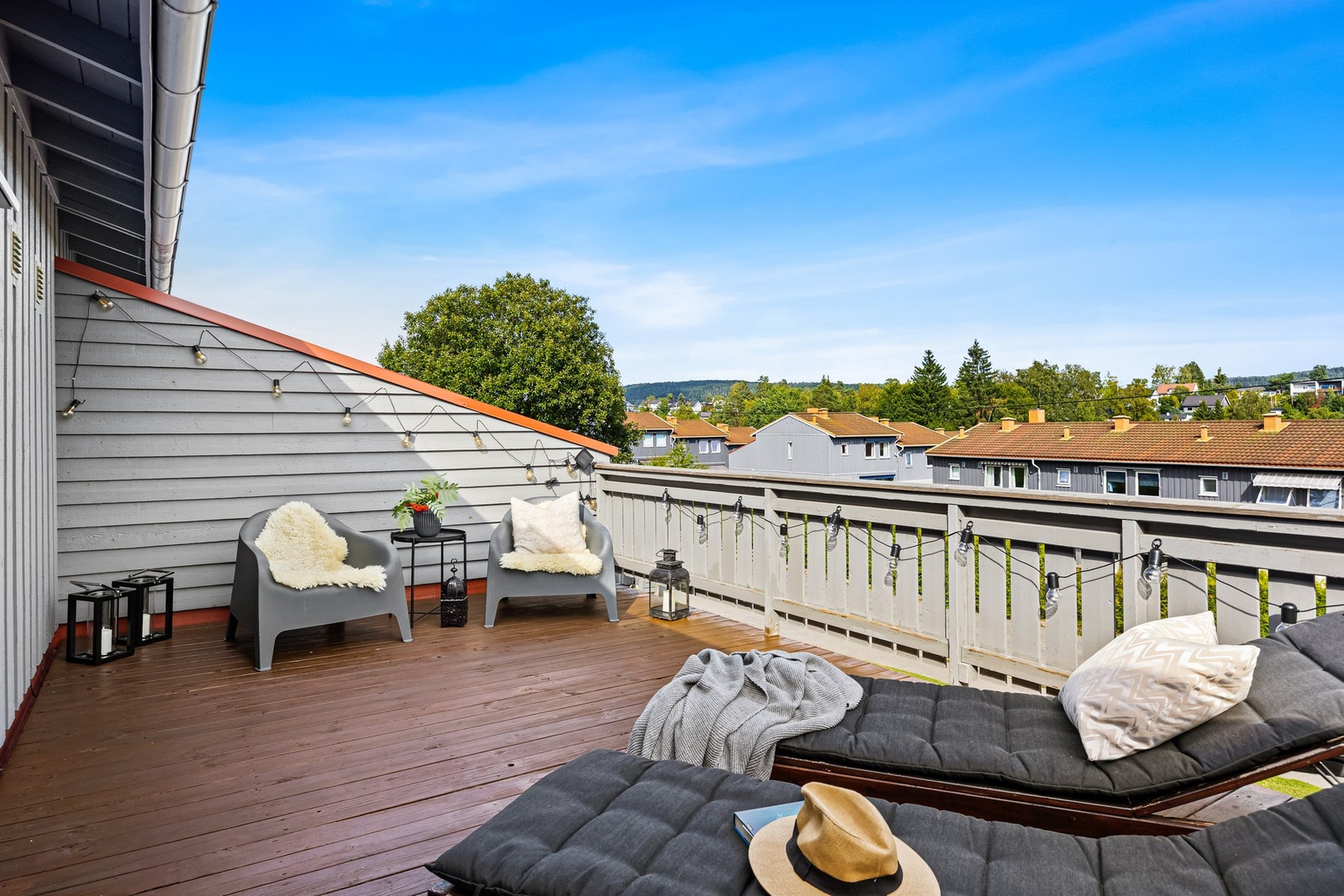 Utgang fra det ene soverommet til østvendt terrasse på ca. 20 m². Galleribilde