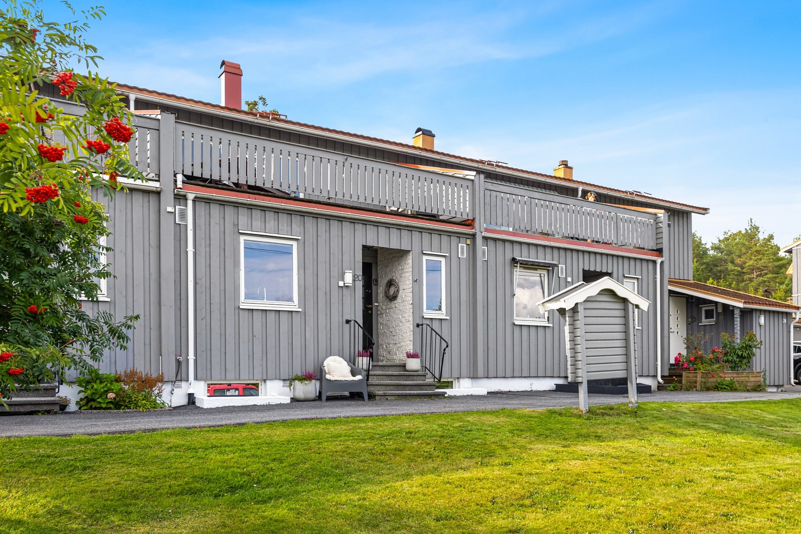 Boligen ligger i barnevennlige, grønne omgivelser. Galleribilde