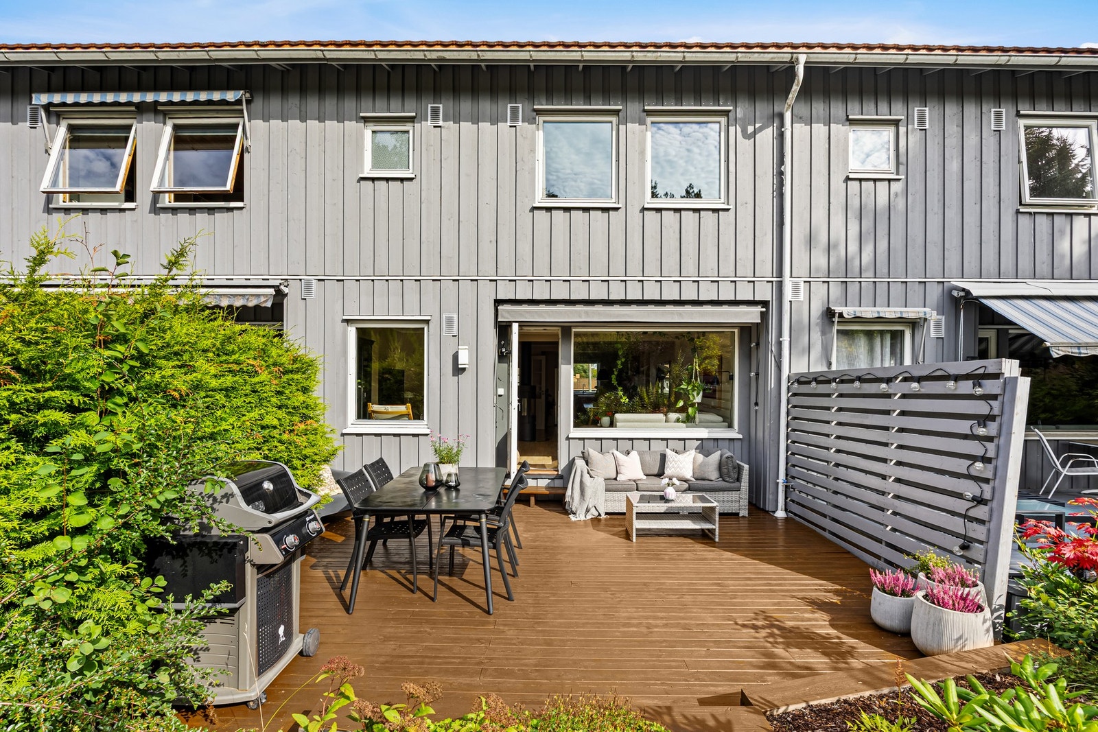 Boligen har nydelig usjenert vestvendt markterrasse. Galleribilde
