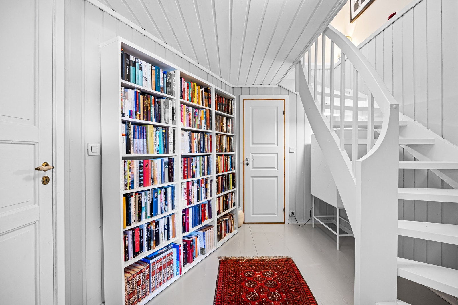 Gangen i underetasjen. Her finner du også 2 rom som benyttes som boder. Galleribilde