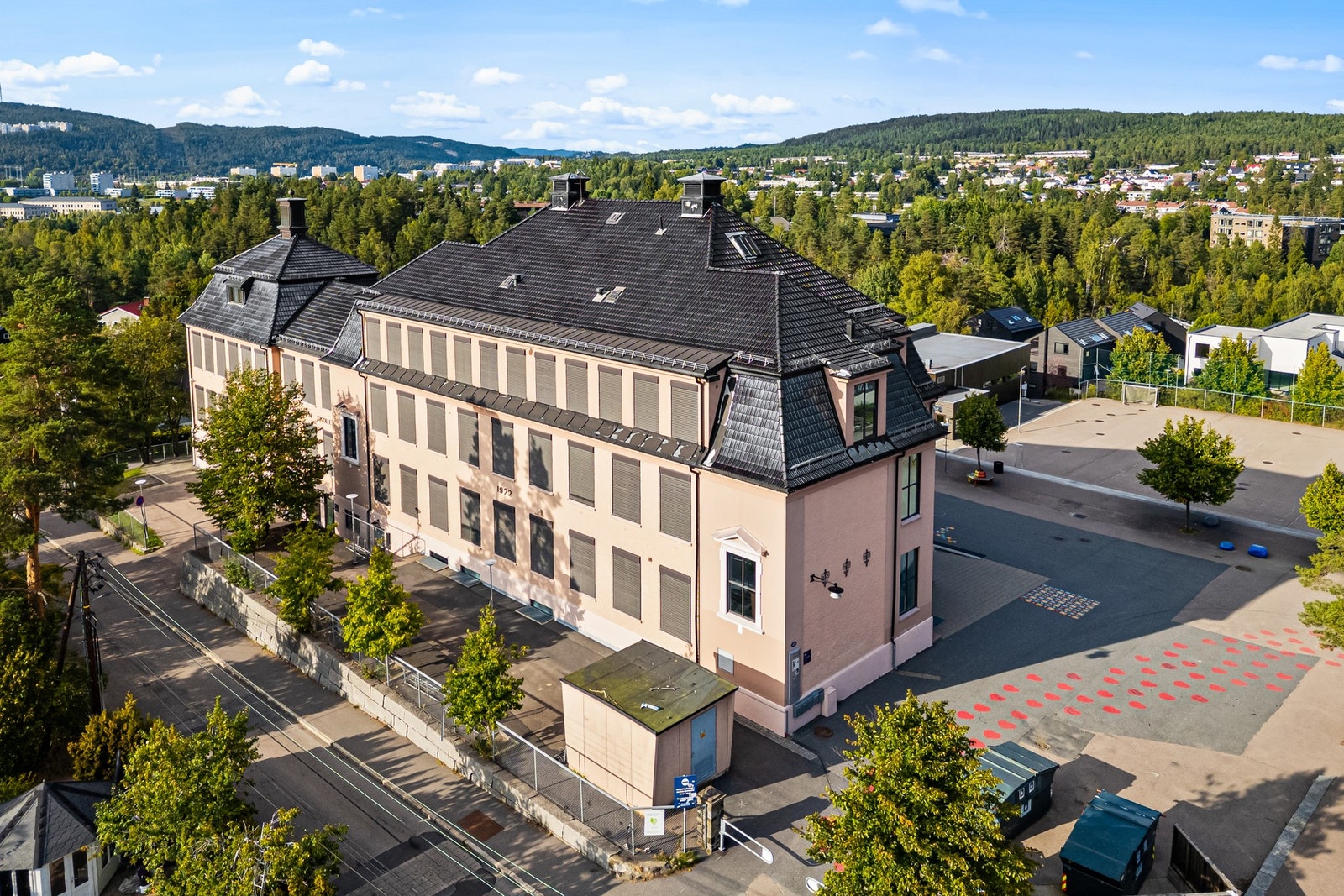 Høybråten barneskole og Stasjonsfjellet ungdomsskole - begge i gang- og sykkelavstand fra boligen. Galleribilde