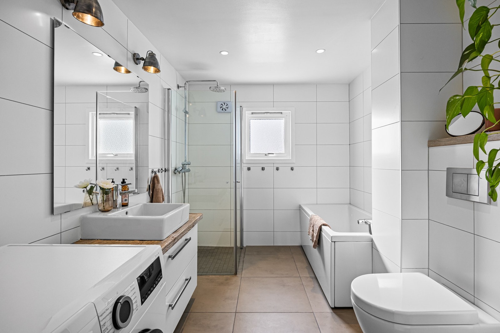 Badet ligger i 2. etasje og har en romslig utforming som gir gode muligheter for oppbevaring og organisering. Galleribilde