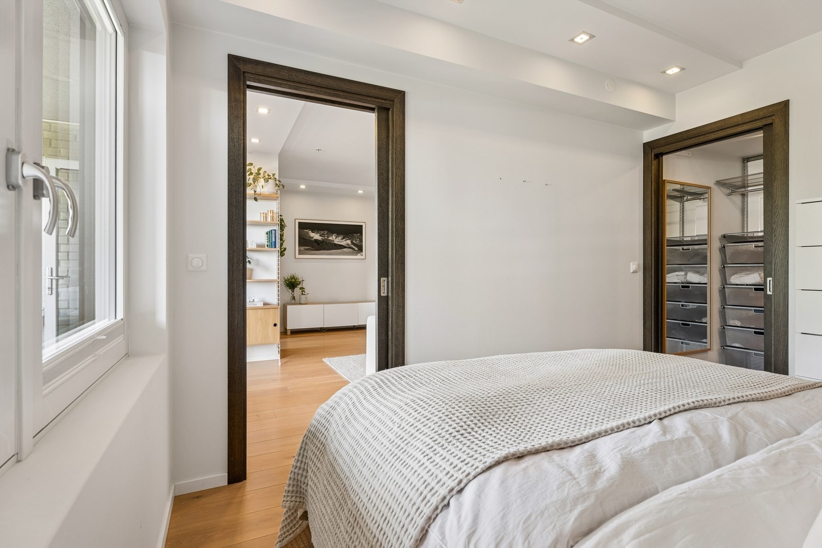 Hovedsoverommet har direkte tilknytning til stuen og et praktisk walk-in closet. Galleribilde