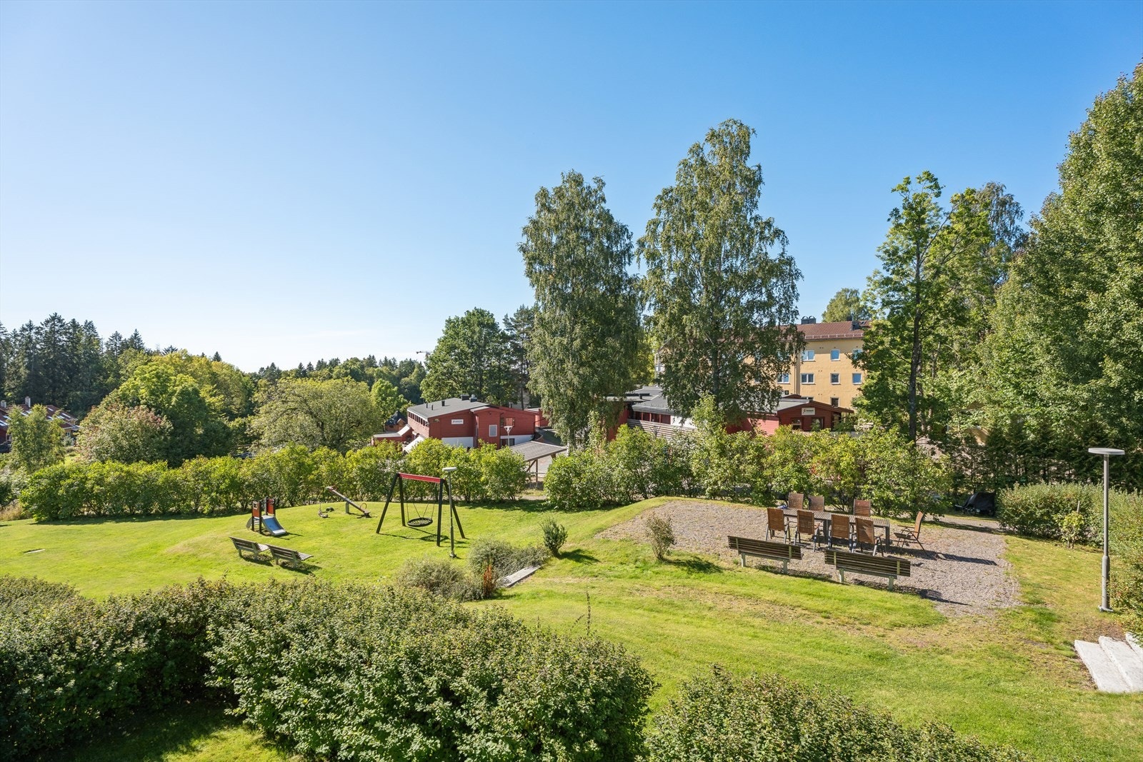 Gaustadveien 23C har et pent opparbeidet fellesområde med lekeplass for de minste. Galleribilde