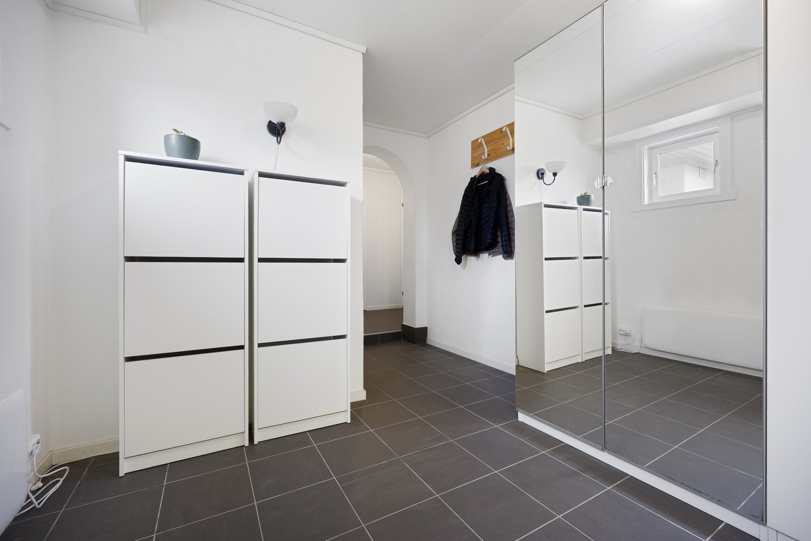 Boligen har tre innganger. Inngang nr 2. har stor garderobeløsning Galleribilde