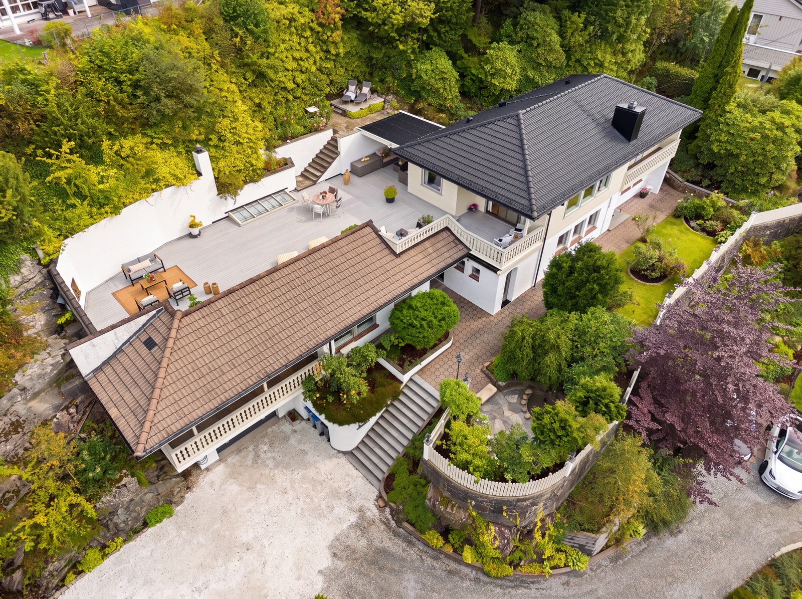 En stor familiebolig med nydelig opparbeidet tomt og terrasse på hele 125m² Galleribilde