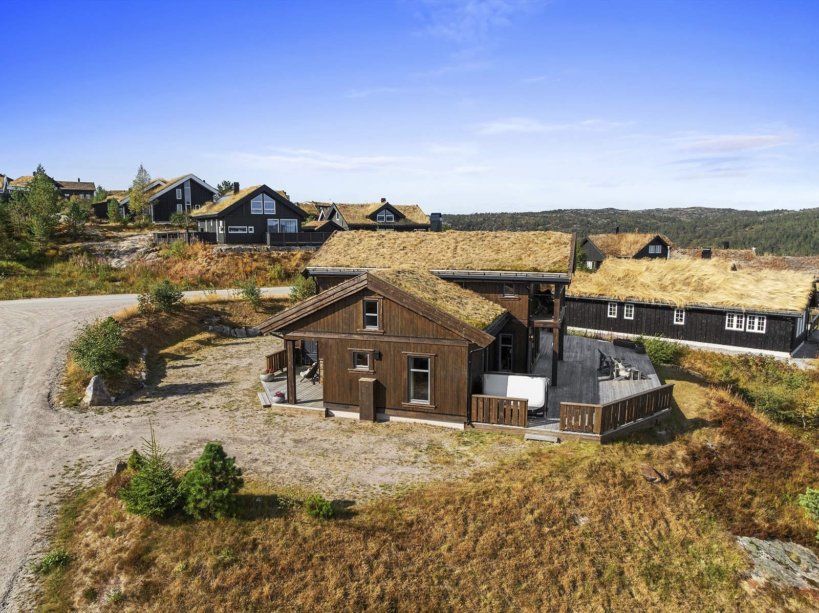 Fra hytta er det umiddelbar nærhet til Gautefall Skisenter med diverse alpinbakker, stolheis, skitrekk og rullebånd, samt skiutleie, kafé og Ski Lodge med blant annet bar og restaurant Galleribilde