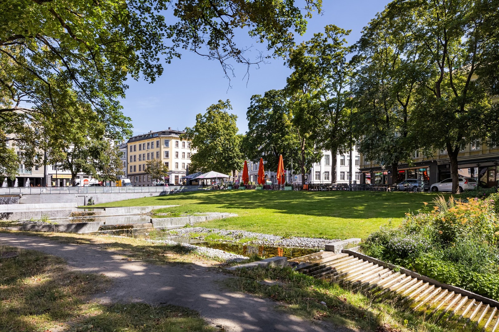Alexander Kiellands plass ligger like i nærheten og byr på et hyggelig bymiljø med populære serveringssteder, butikker og grønne møteplasser. Galleribilde