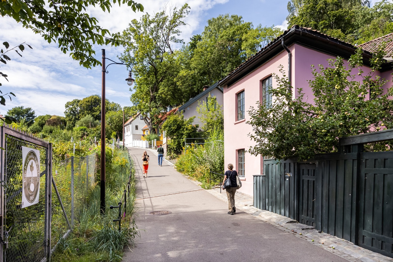 Sjarmerende Telthusbakken ligger en kort spasertur unna, med historisk trehusbebyggelse og idylliske omgivelser langs Akerselva. Galleribilde