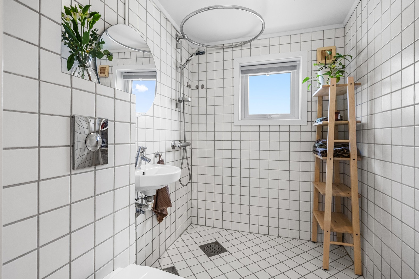 Baderom med møbleringsmuligheter for oppbevaring Galleribilde