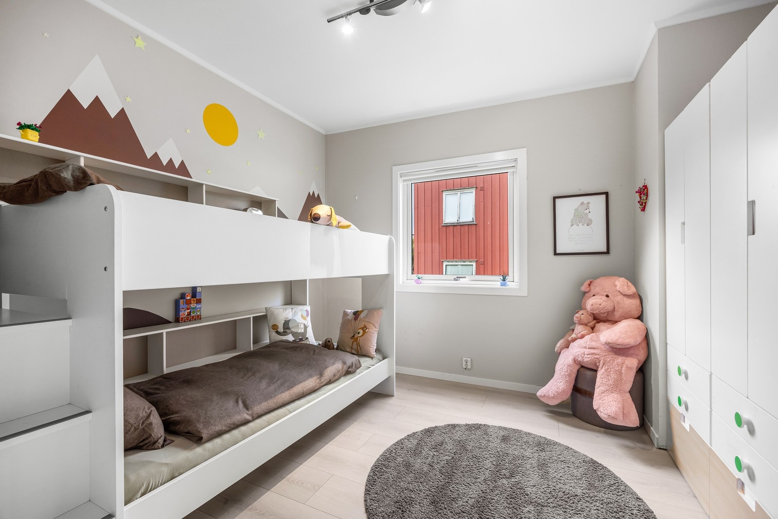Rommet er av god størrelse og egner seg godt som barnerom, gjesterom eller hjemmekontor. Galleribilde