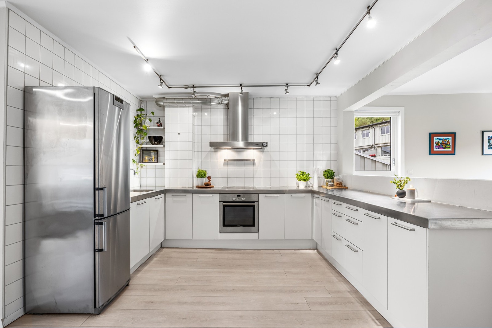 Kjøkkeninnredning fra Marbodal med benkeplate i rustfritt stål. Galleribilde