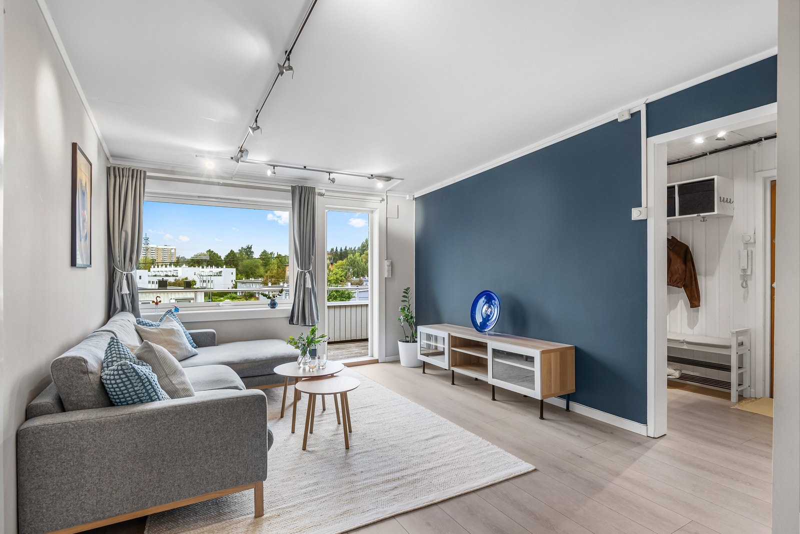 Stuen er romslig med god plass til sofagruppe. Det er mulighet for å sette inn peisovn i stuen. Galleribilde