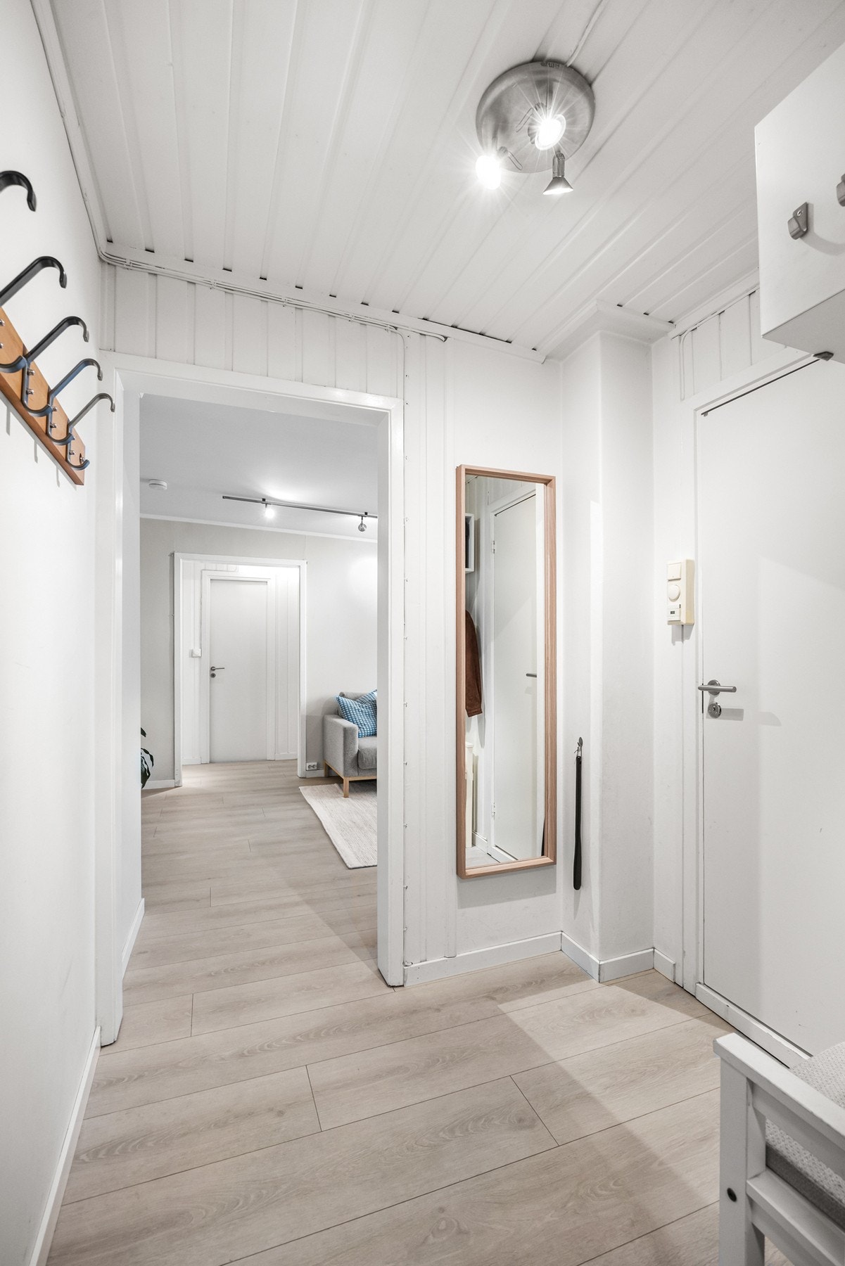 For ekstra oppbevaring disponerer boligen to boder i kjelleren, med et gulvareal på ca. 8,6 kvm. og 13,4 kvm. Galleribilde
