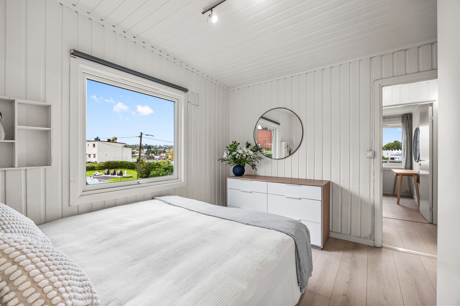 Godt med naturlig lysinnslipp fra stor vindusflate. Galleribilde