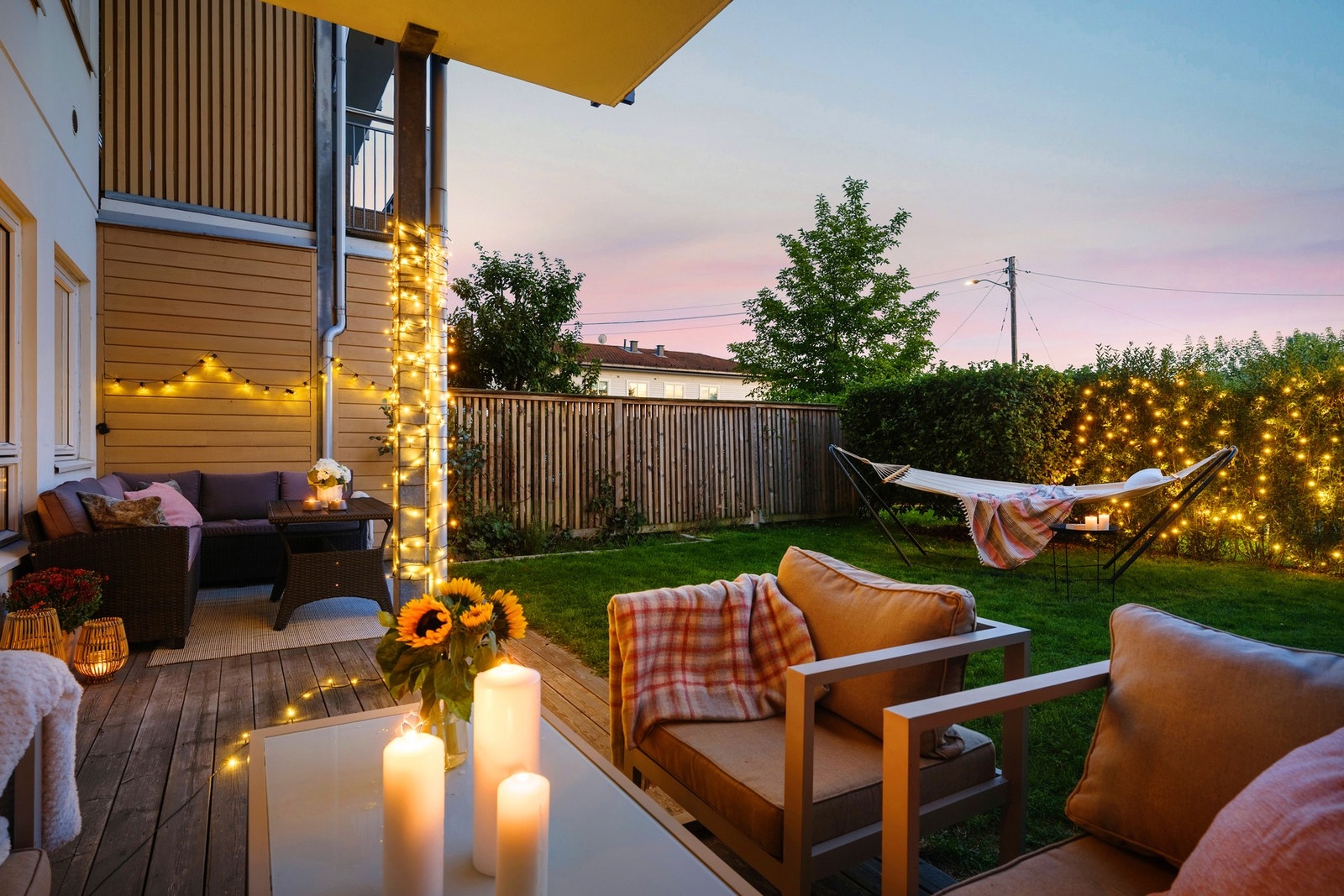 En stor og frodig hage danner en privat ramme rundt boligen, med en romslig terrasse som inviterer til lange sommerkvelder, hyggelige selskaper og avslappende dager i solen. Galleribilde