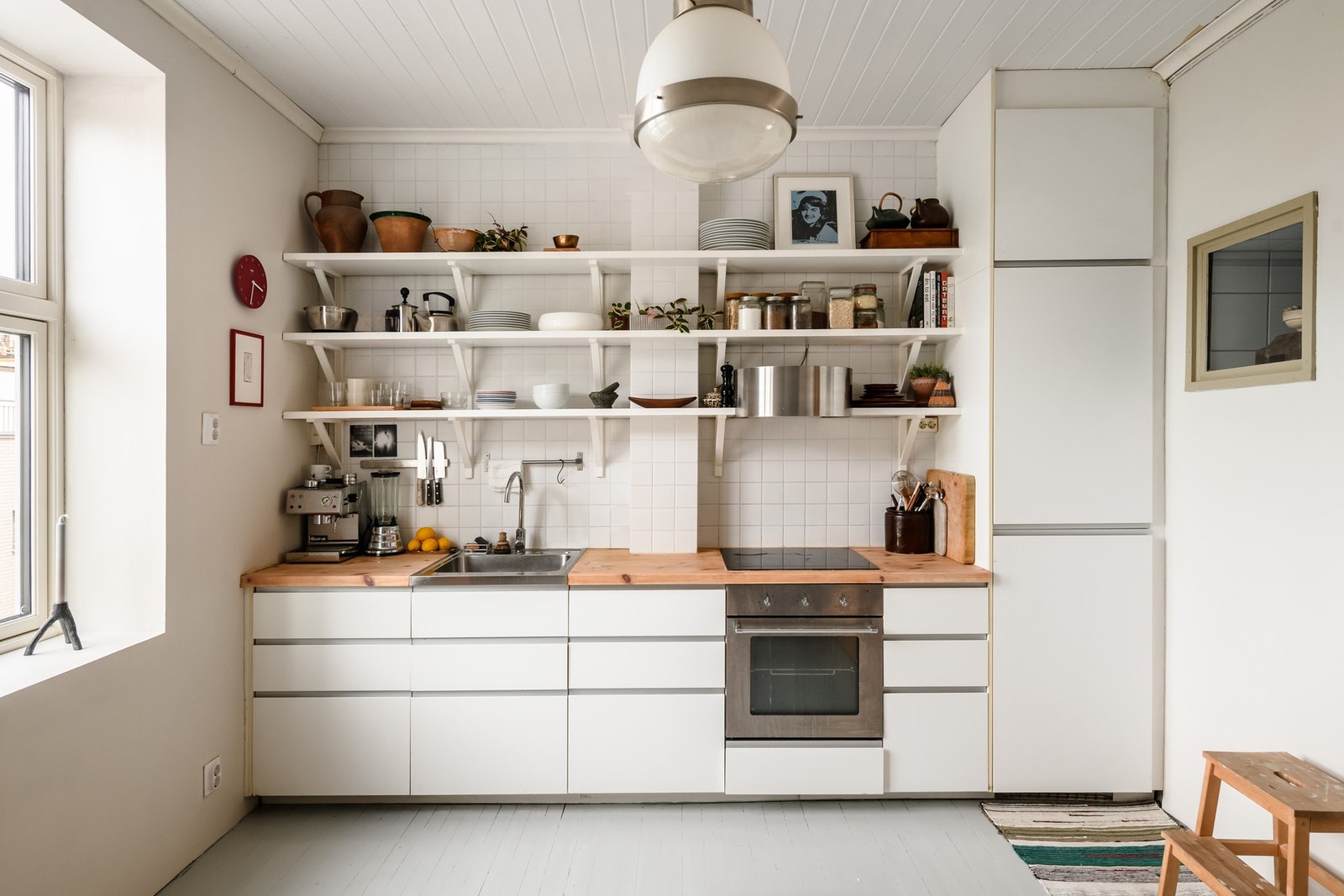 Kjøkkenet/stuen har hvit innredning fra IKEA med heltre benkeplate og integrerte hvitevarer. Galleribilde