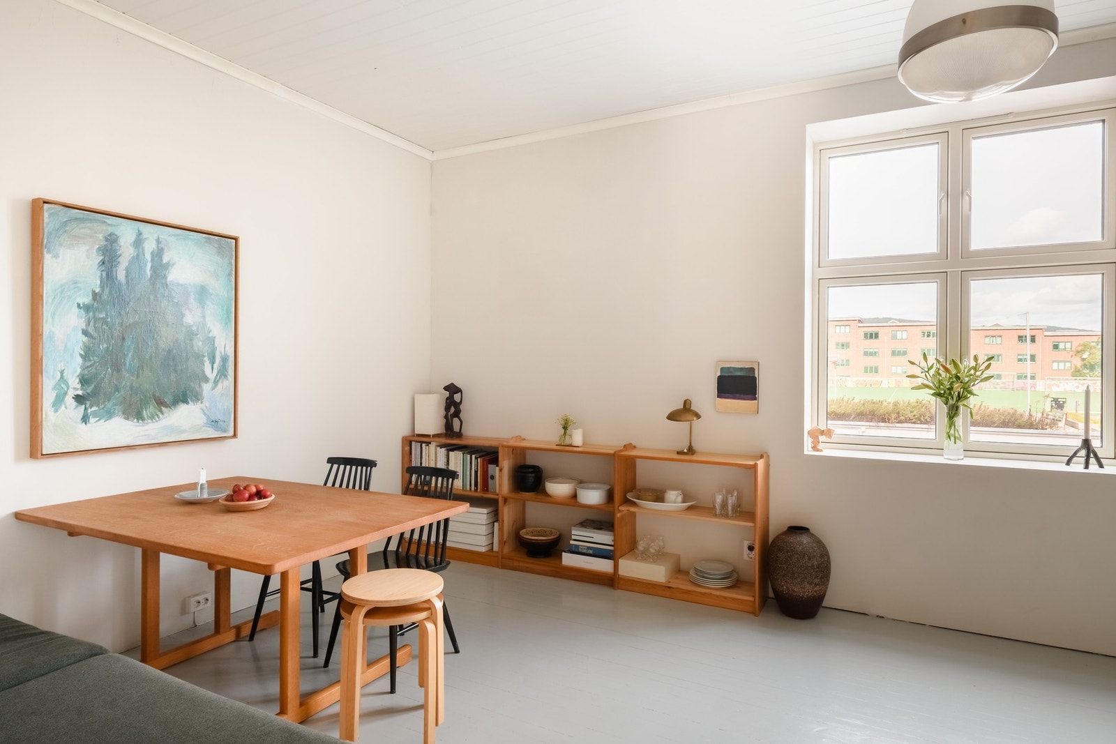 Rommet har god plass til et spisebord for hyggelige måltider. Galleribilde