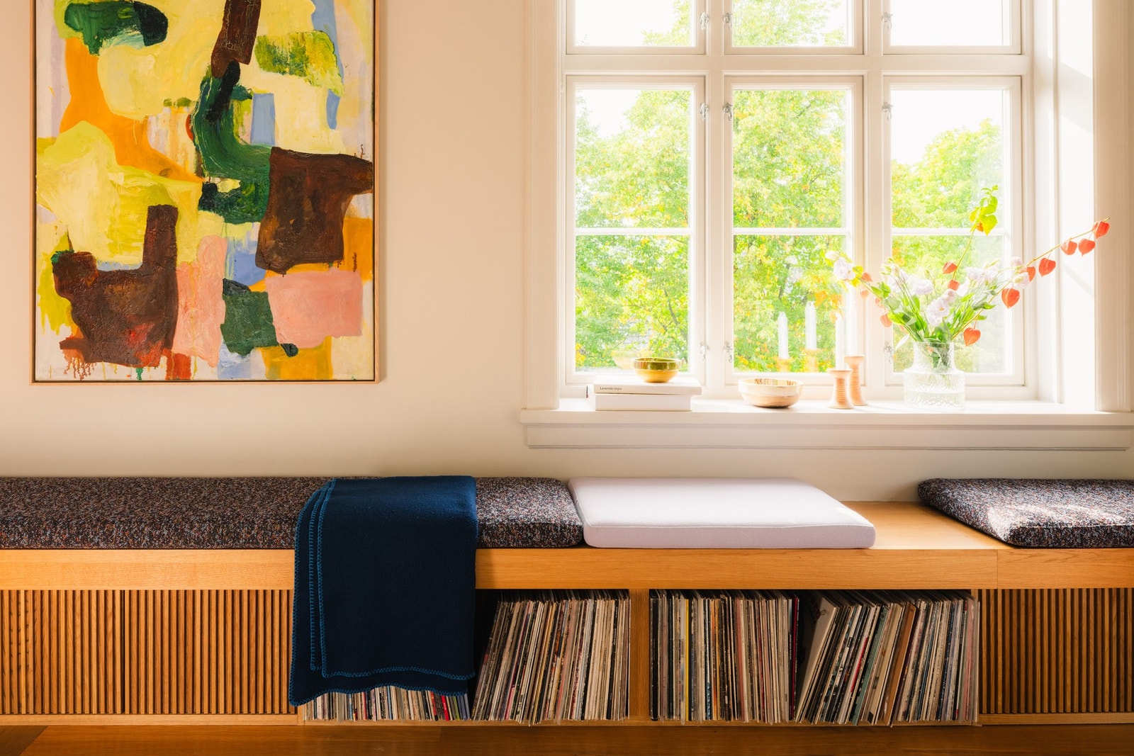 Den plassbygde sittebenken er perfekt for deg som sitter på en stor LP samling. Galleribilde