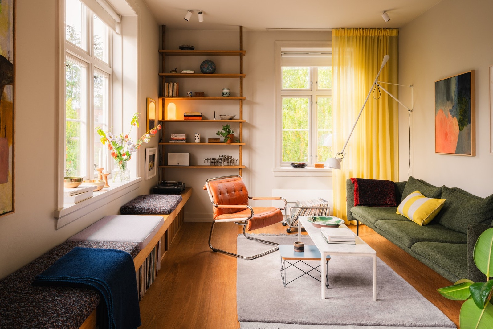 Integrert belysning med spotter fra Nordesign. Galleribilde