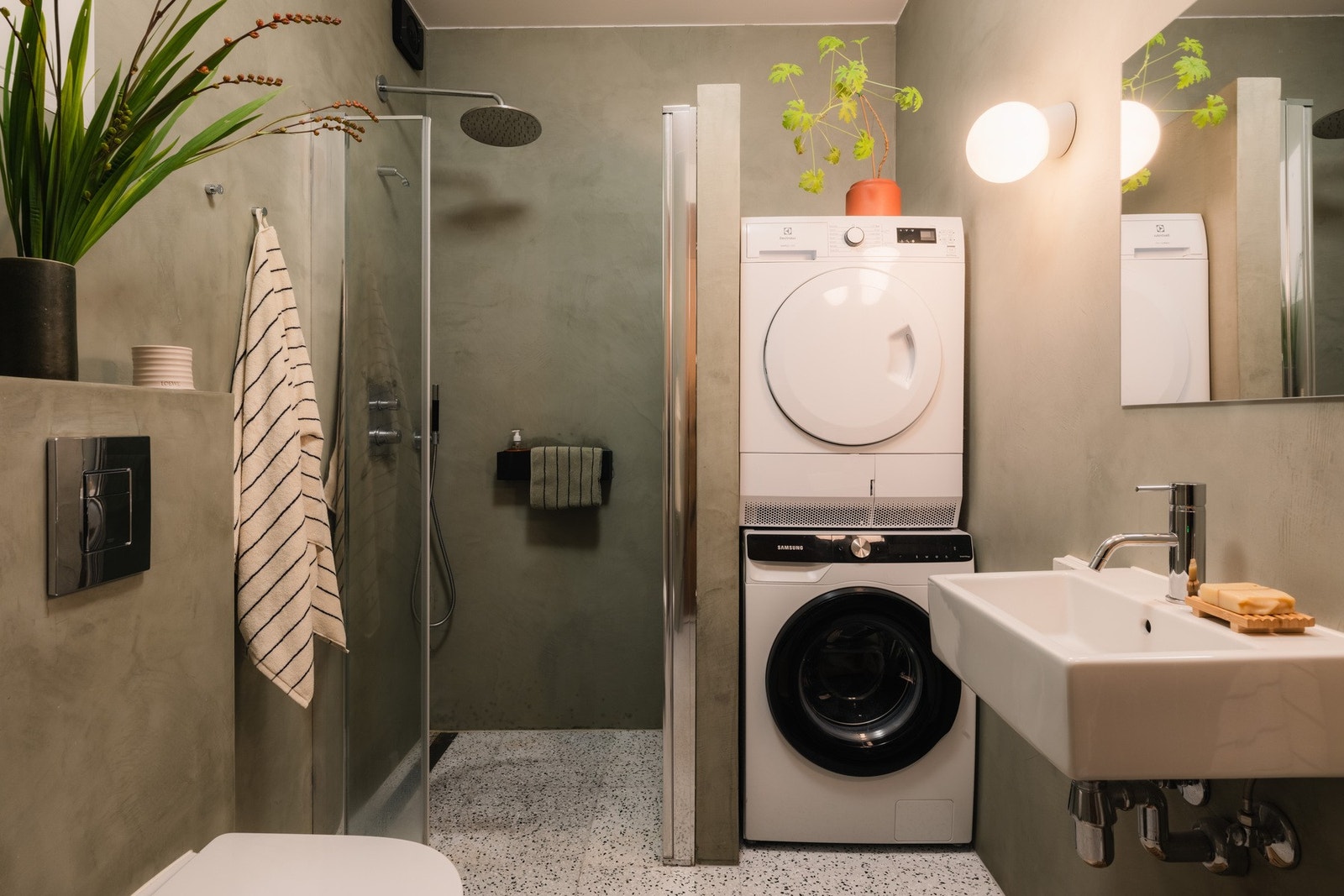 Badet ble totalrenovert i 2018 og har regndusj, varmekabler og opplegg for vaskesøyle. Galleribilde