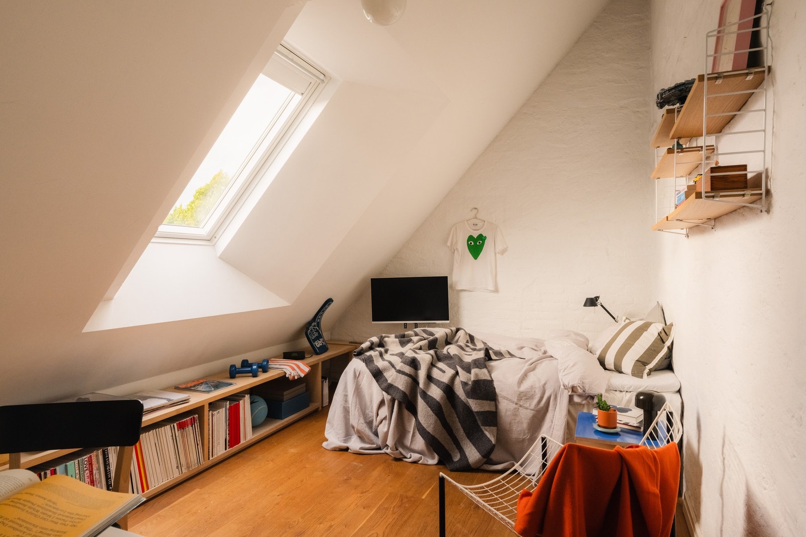 1 av 3 soverom på loftet. Takvindu fra 2020 med dypt, skrått vindussmyg gir fint lysinnslipp. Galleribilde