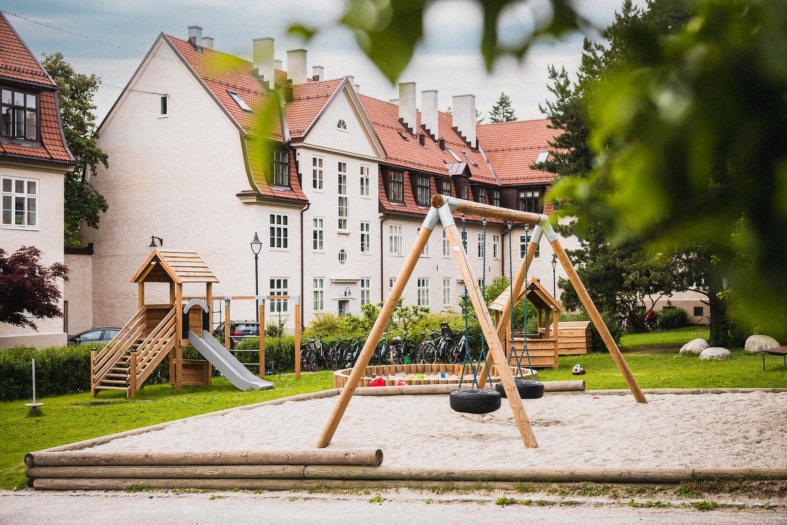 Borettslagets fellesarealer byr på trygge lekeområder med sandkasse og huskestativ. Galleribilde