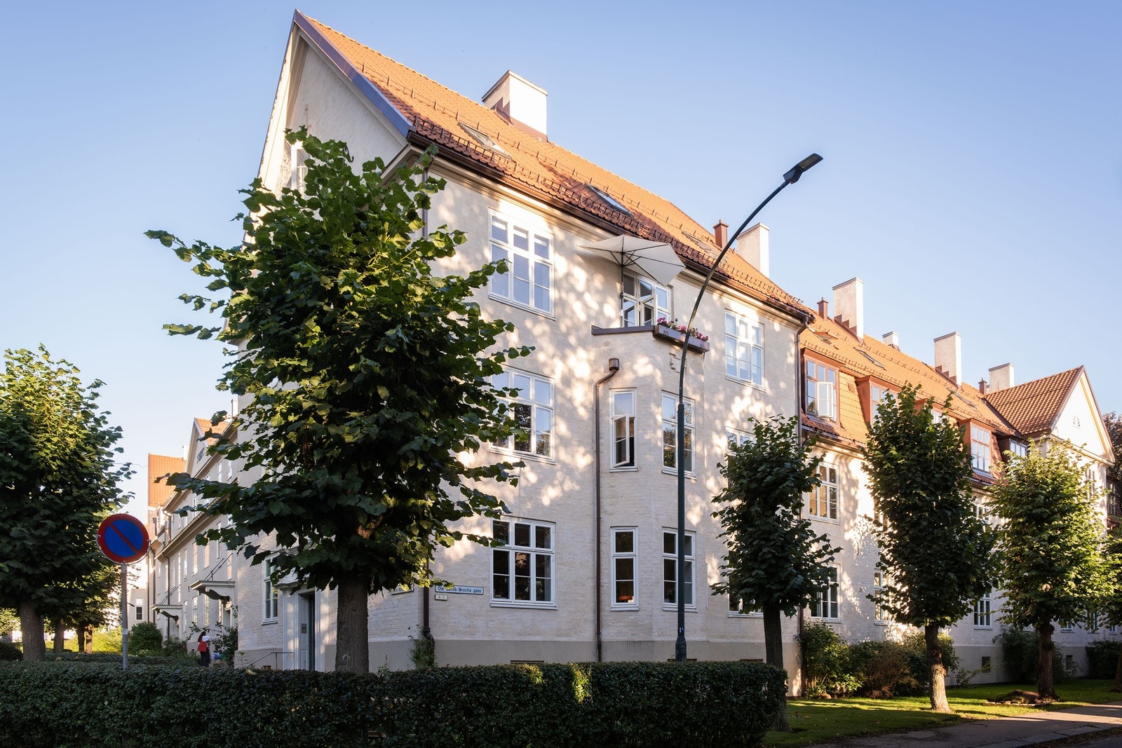 Klassisk bygård fra 1920 med rehabilitert fasade og nytt tak fra 2020/2021. Balkong i 3. etasje. Galleribilde