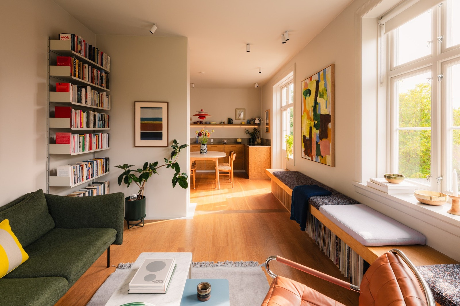 Hovedetasjen med nytt kjøkken, soverom og ny gang ble tegnet av Alex Ark, som også har laget belysningsplanen. Galleribilde